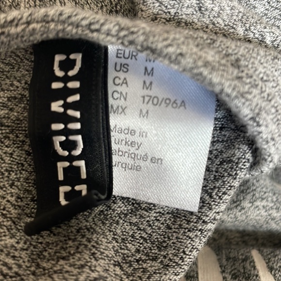 🌻3/$20 Divided by H&M crop top medium “L’amour Toujours” - Picture 4 of 5